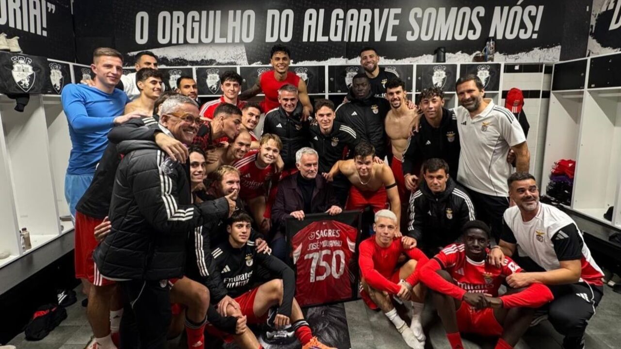 Mourinho homenageado pelo clube com camisola alusiva aos 750 jogos