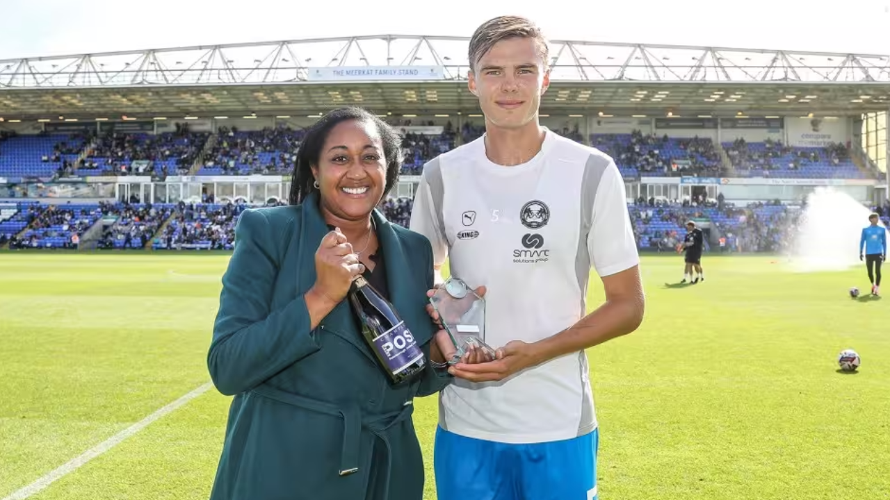 Oscar Wallin foi eleito o melhor jogador do mês da Sky Bet League One em agosto de 2024
