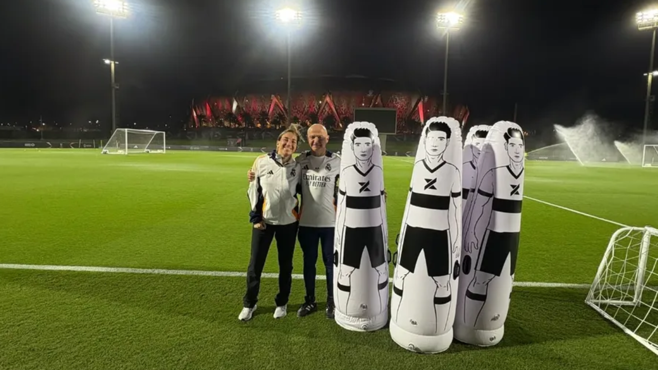 Itziar González de Arriba ao lado de um colega de trabalho durante o treino do Real Madrid