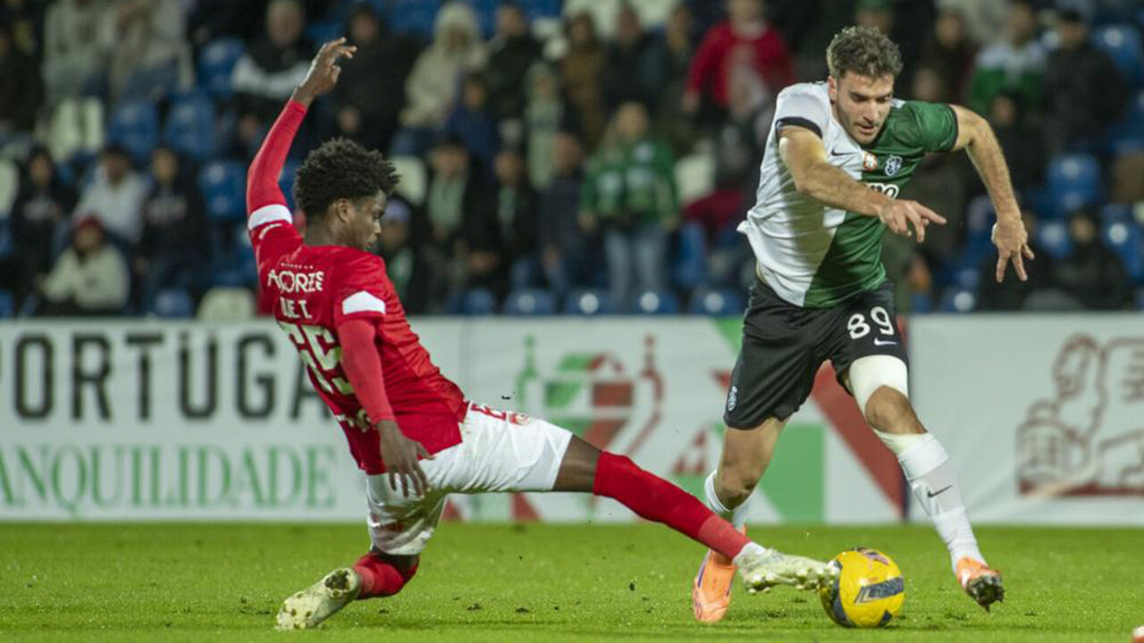 Disputa de bola entre jogadores do Santa Clara e Sporting num jogo de futebol
