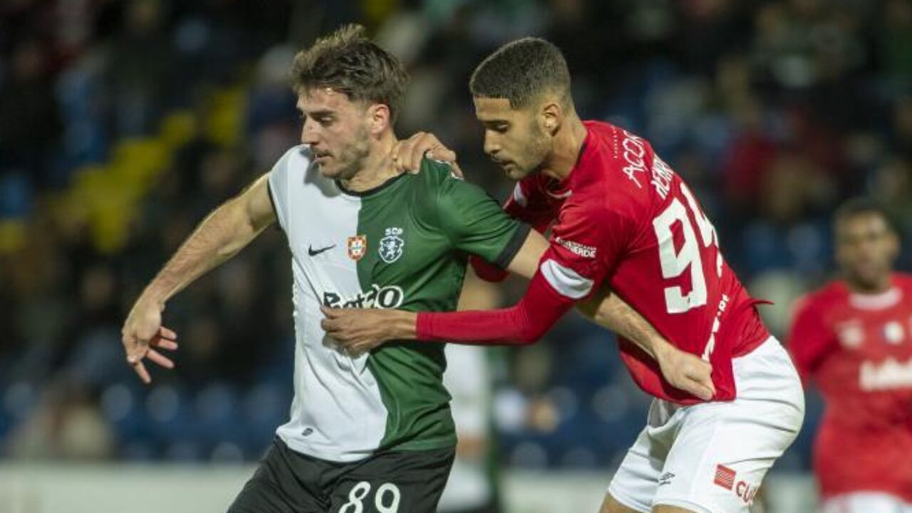 Duelo entre jogadores do Sporting e Santa Clara