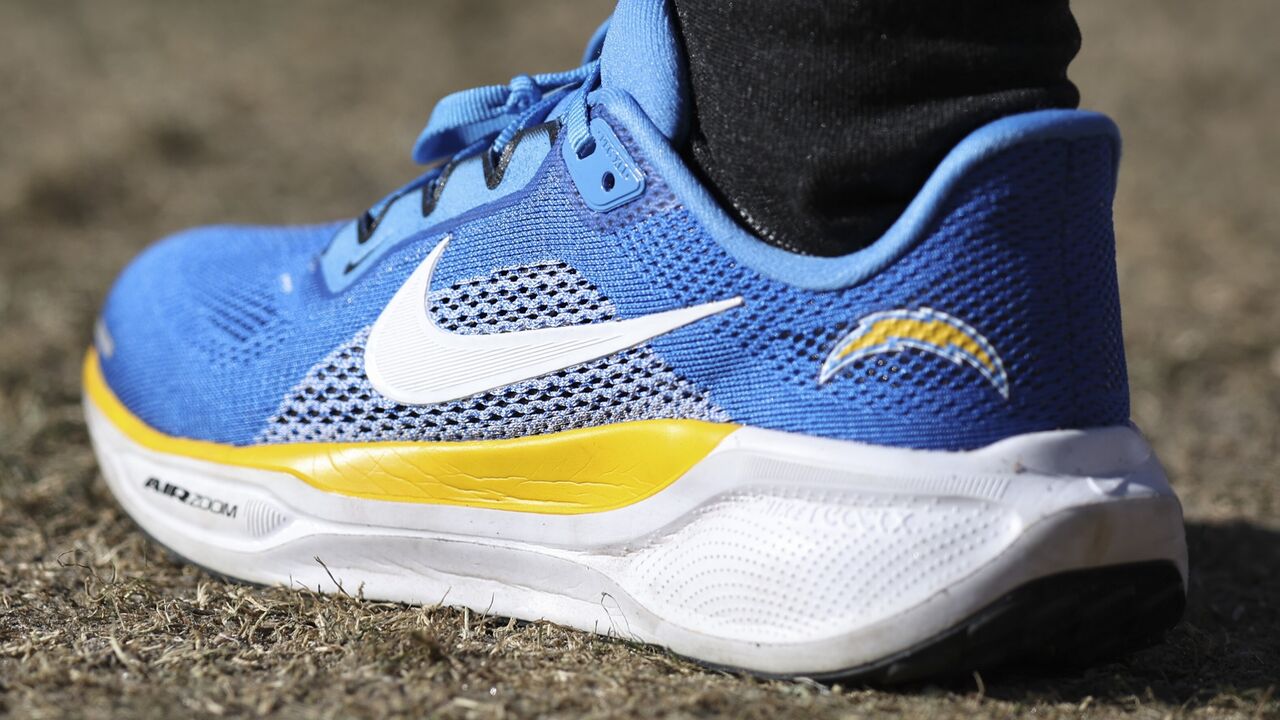 Ténis Nike com as cores e o logo dos LA Chargers