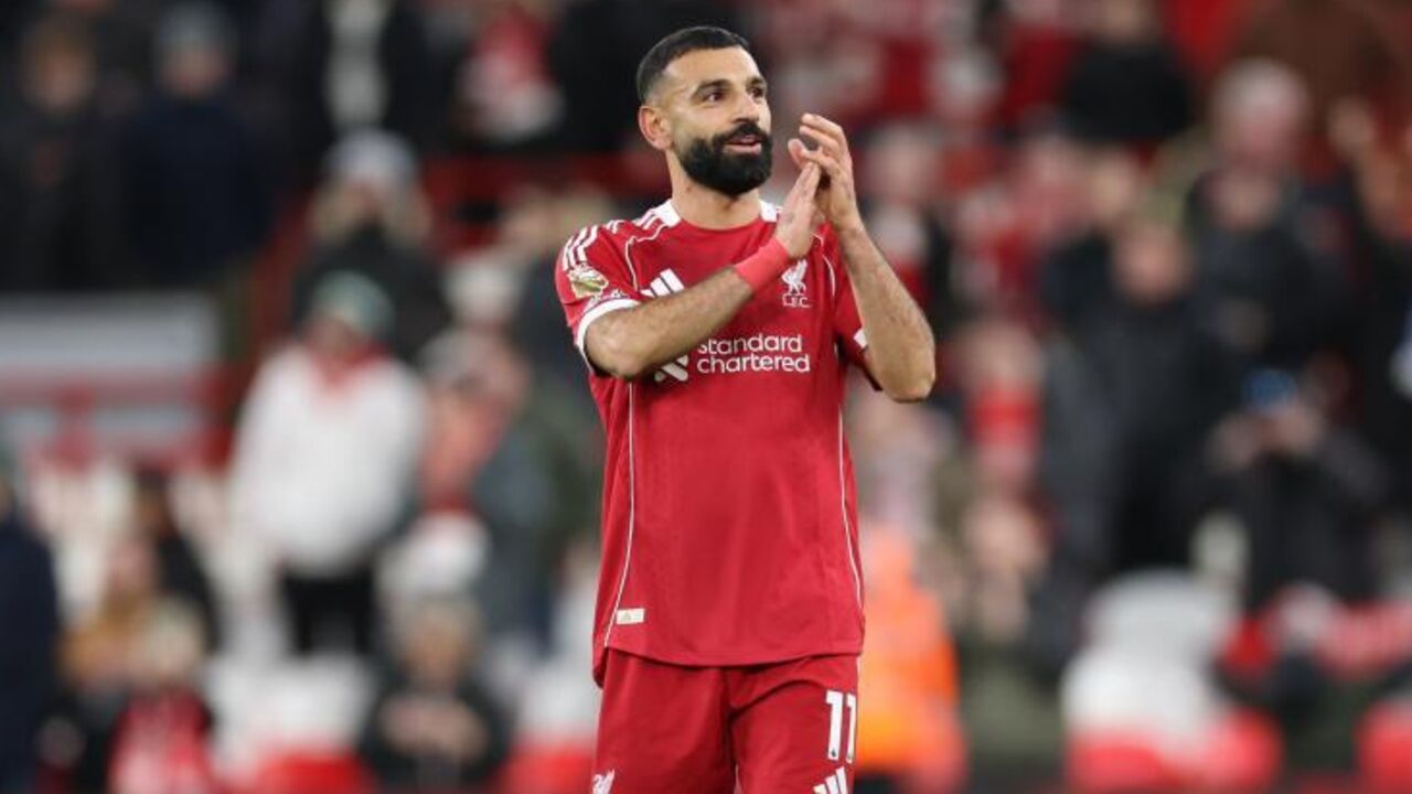Salah aplaude adeptos do Liverpool após o jogo com o Brighton