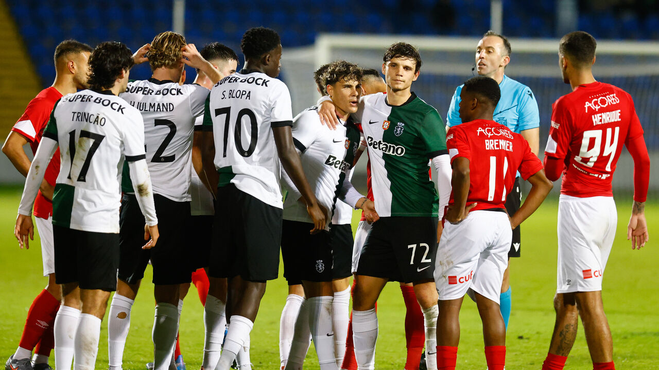 Jogadores do Sporting e Santa Clara à volta do árbitro João Pinheiro