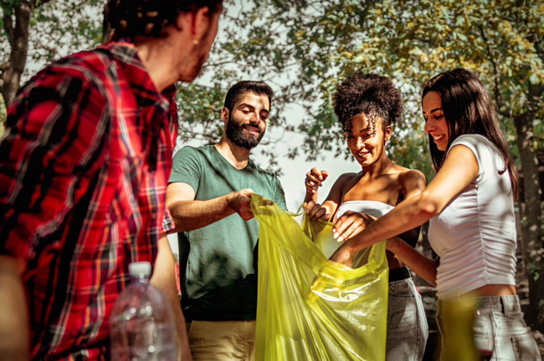 Voluntários recolhem lixo para um Natal mais sustentável.
