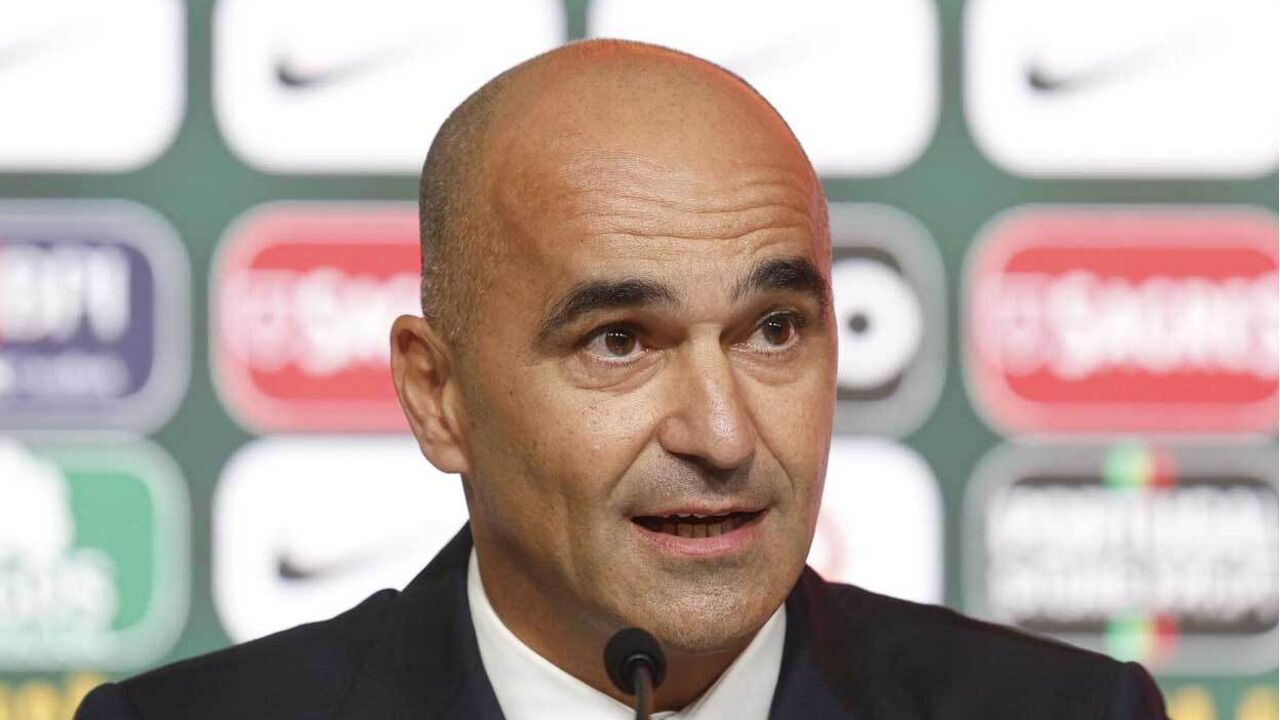 Roberto Martínez discursa numa conferência de imprensa