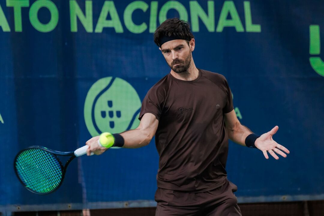 Tenista em ação durante o Campeonato Nacional