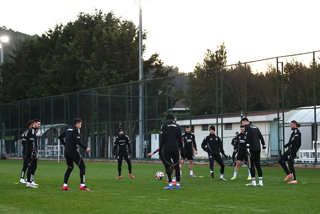 Rafa Silva integrado no último treino antes do jogo com o Rizespor