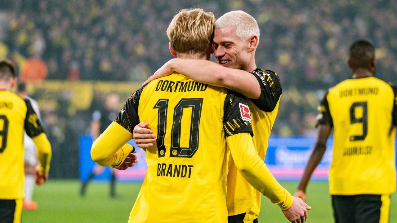 Jogadores do Borussia Dortmund festejam frente ao M'Gladbach