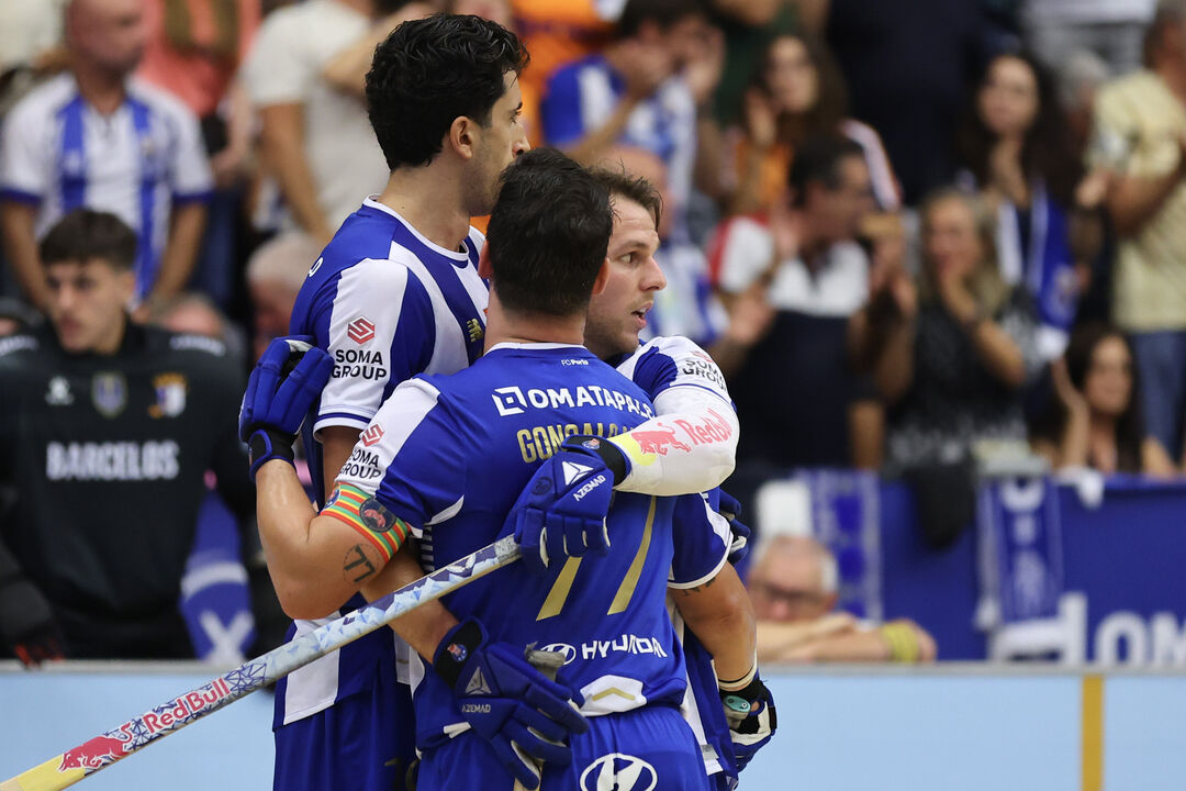 Jogadores do FC Porto celebram vitória frente ao Sanjoanense