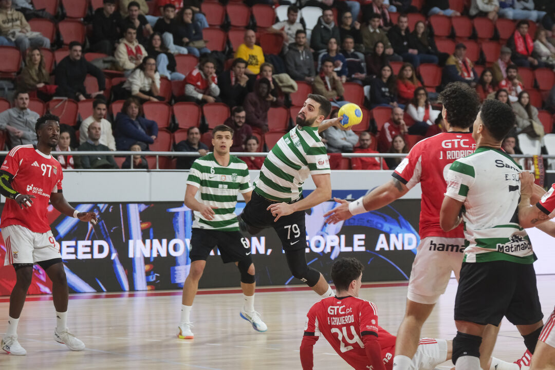 Jogo de andebol com atletas do Sporting e do Benfica em campo