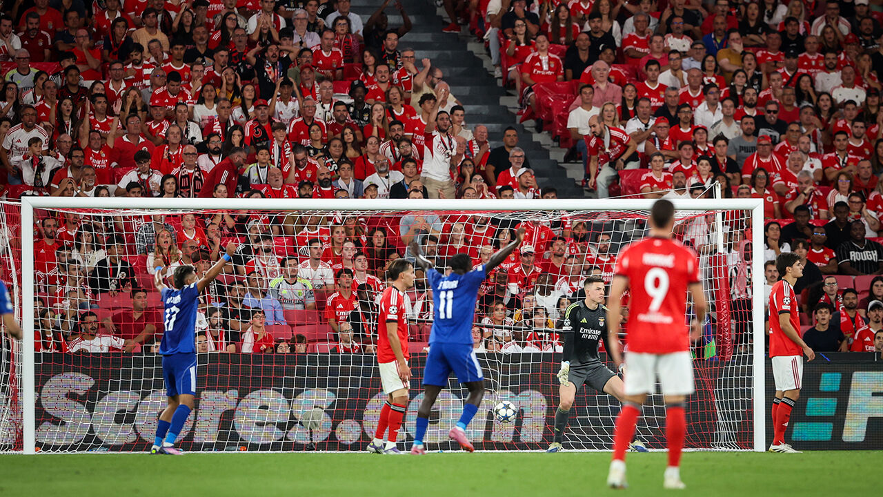Jogo de futebol no Estádio da Luz com adeptos nas bancadas