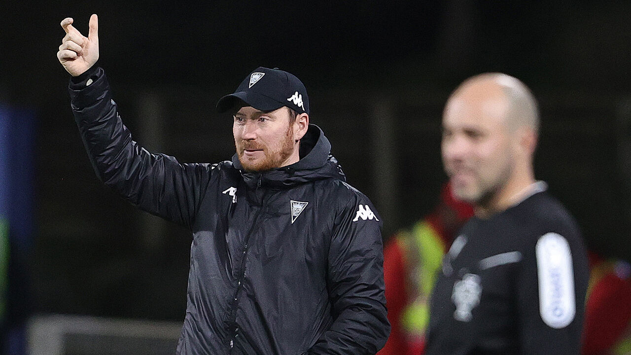 Treinador do Casa Pia AC indica uma direção durante o jogo