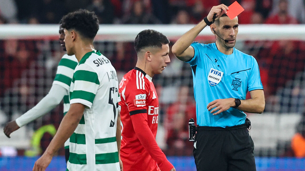 Árbitro António Nobre mostra cartão vermelho durante o Benfica-Sporting