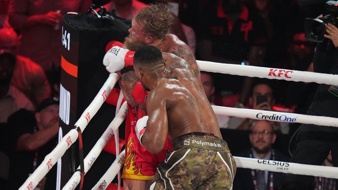 O momento do brutal KO de Anthony Joshua que deixou Jake Paul... com o maxilar partido
