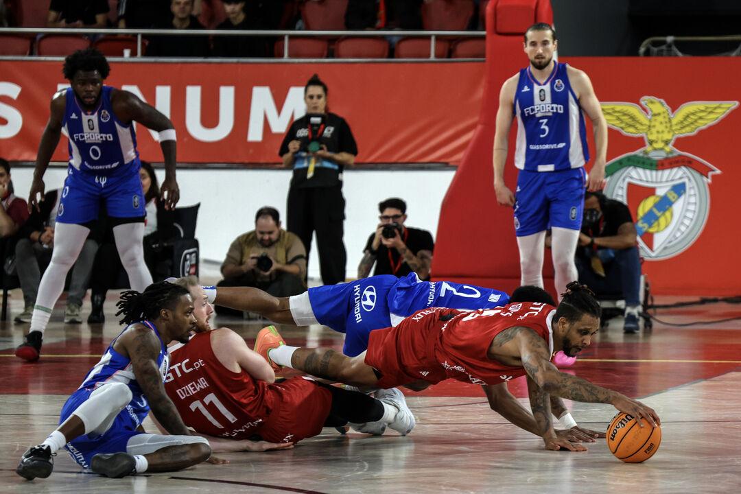 Jogadores do Benfica e FC Porto disputam a Supertaça Mário Saldanha em Coimbra