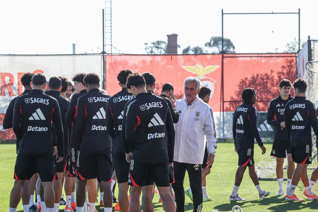 Treino do Benfica com Mourinho a cumprimentar os jogadores