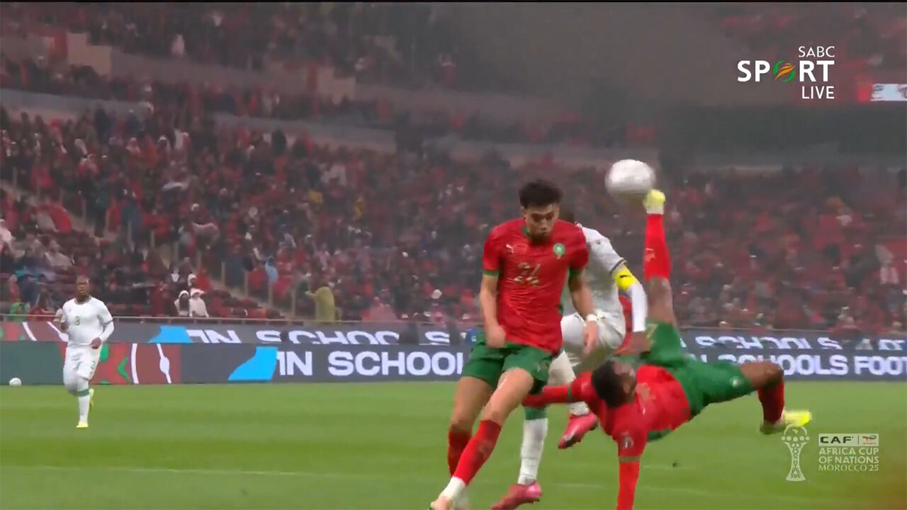 Ayoub El Kaabi marca golo de bicicleta por Marrocos contra Comores