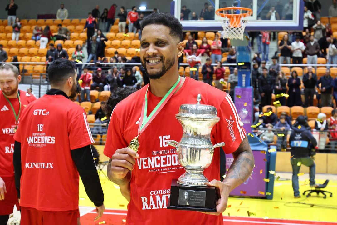 Betinho Gomes com o troféu da Supertaça