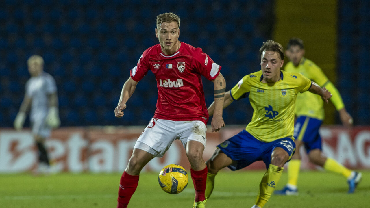 Serginho em duelo com Van Ee