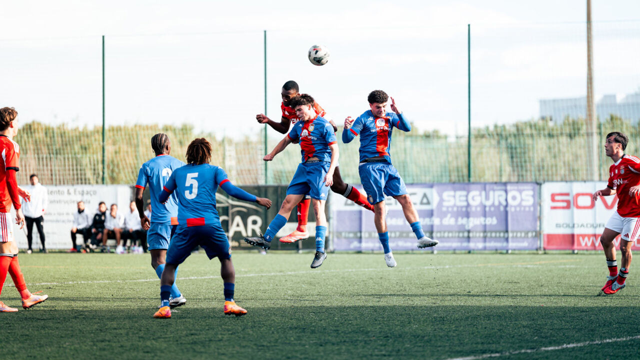 Jogo Alverca-Benfica termina com a vitória dos ribatejanos por 2-1