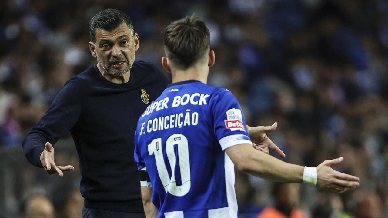 Sérgio Conceição fala com o filho, Francisco, durante um jogo
