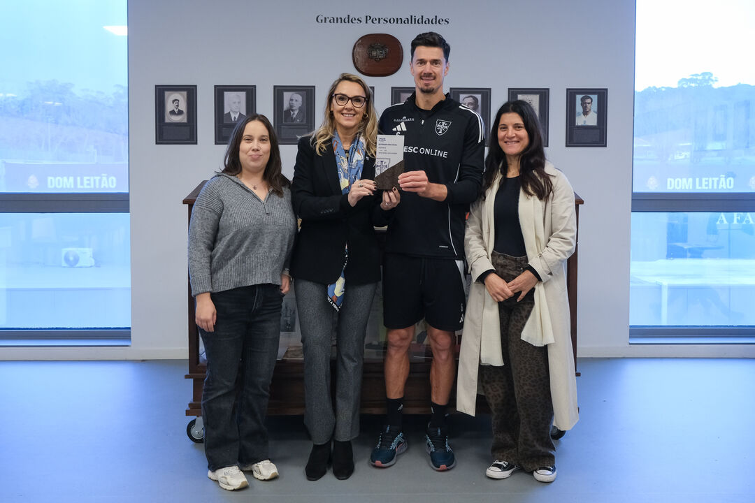 Entrega de prémio a figura da Casa Pia AC, com outros membros presentes