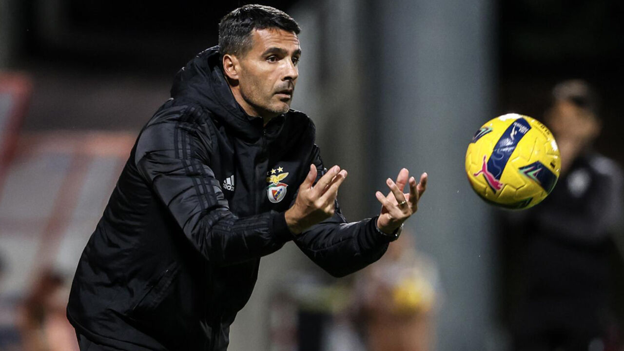Nélson Veríssimo reage no banco de suplentes do Benfica B