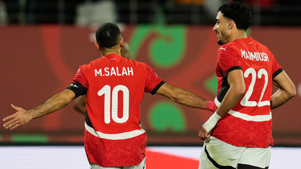 Salah e Marmoush festejam durante a vitória do Egito sobre o Zimbabué