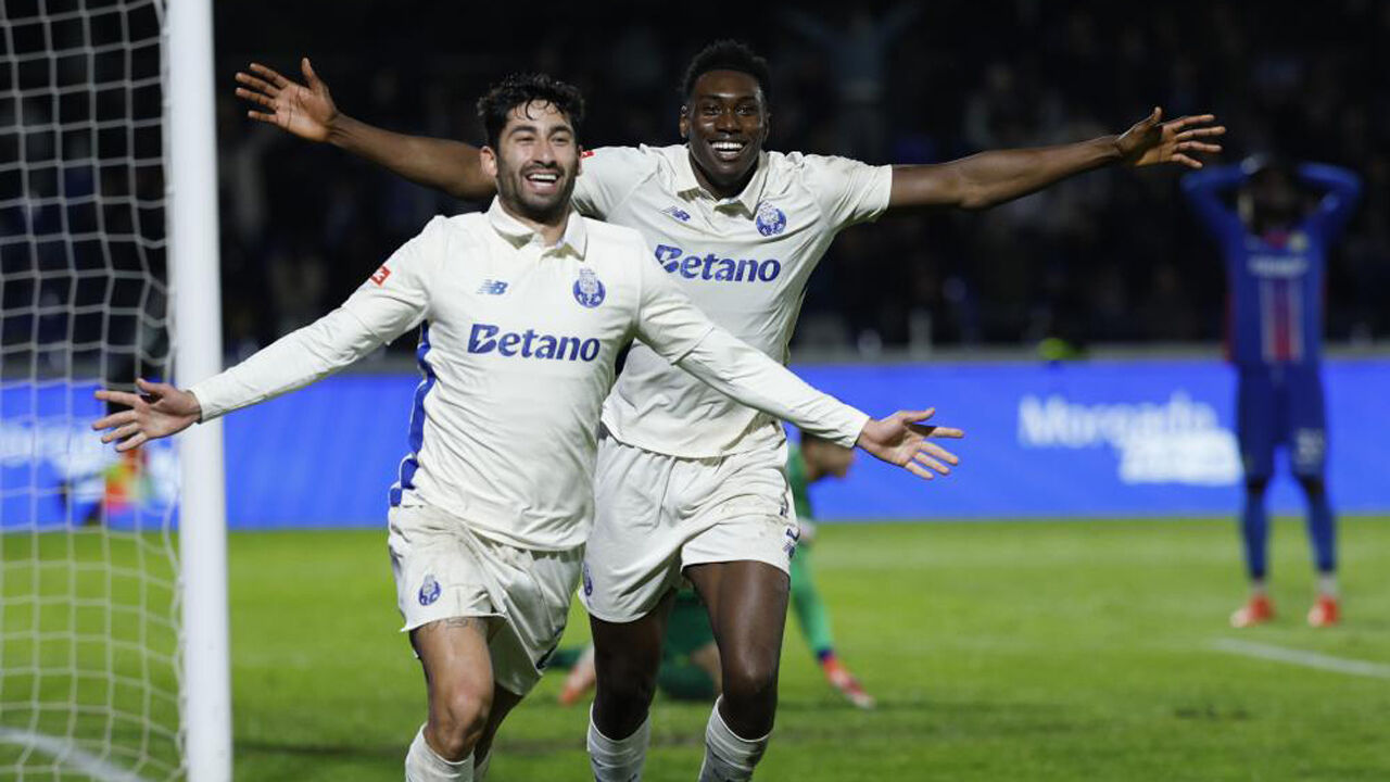 Alan Varela e Samu festejam um dos golos do FC Porto frente ao Alverca