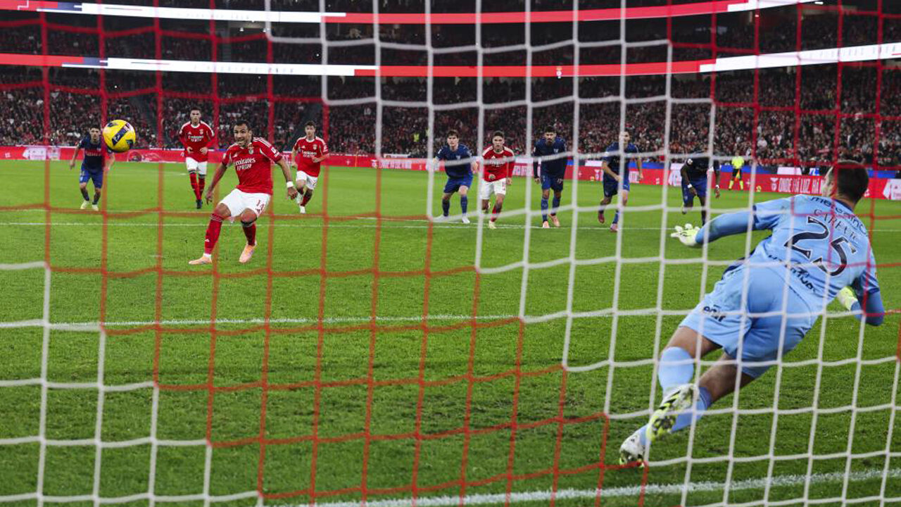 Pavlidis marcou, de penálti, o único golo do Benfica na vitória sobre o Famalicão