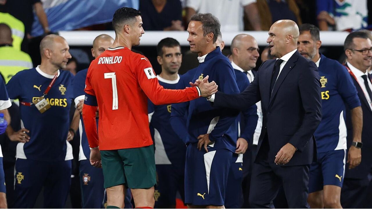 Roberto Martínez cumprimenta Cristiano Ronaldo após declarações sobre a sua influência