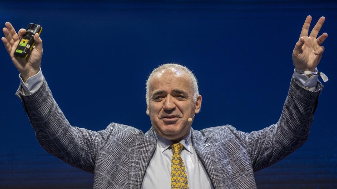 Kasparov condenado na Rússia por críticas à guerra na Ucrânia.
