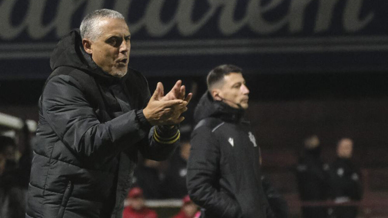José Vala reage no banco do Caldas durante o duelo com o Sp. Braga