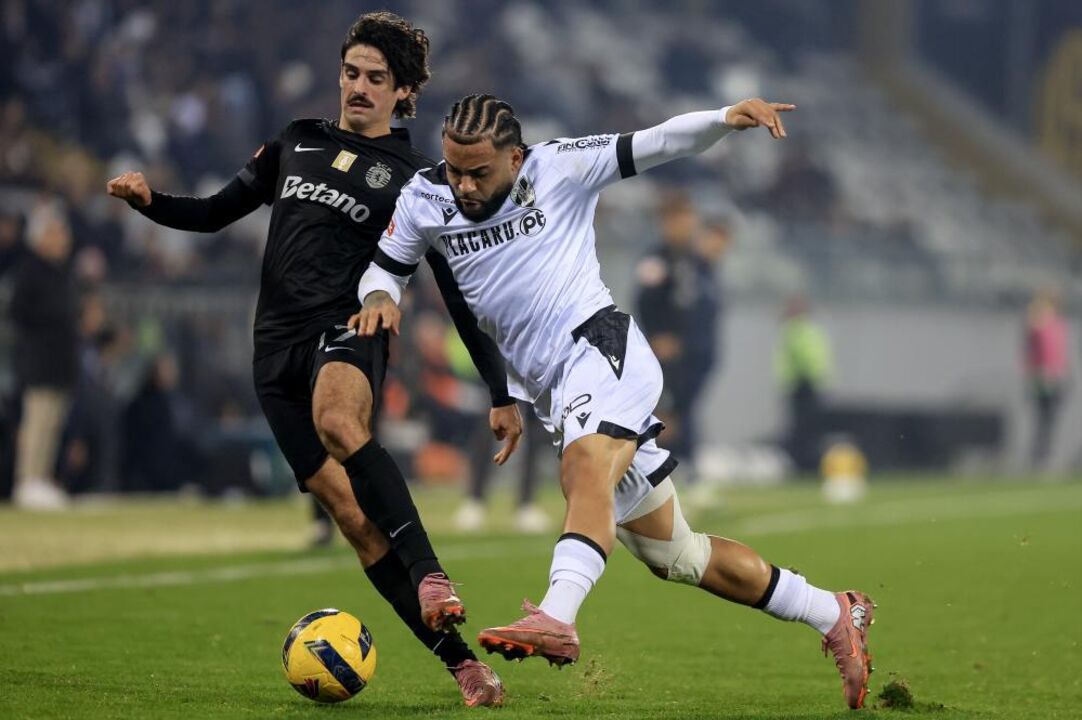 Trincão disputa a bola durante o jogo