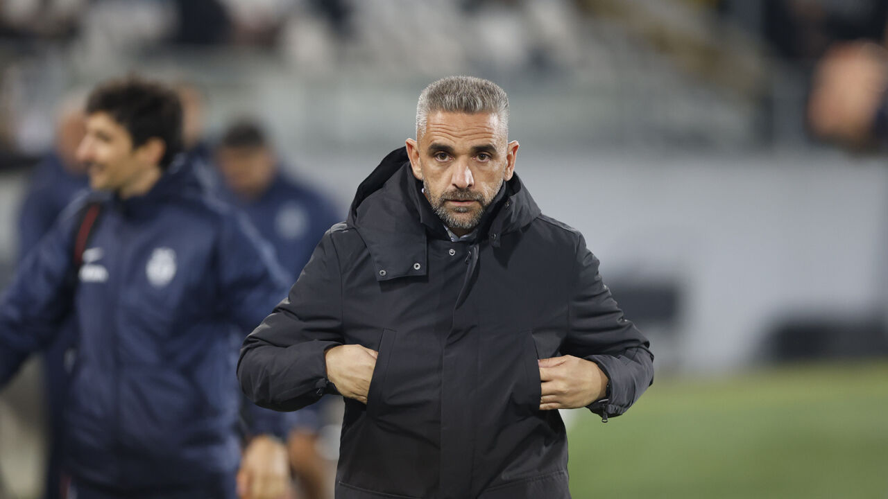 Rui Borges reage junto ao banco de suplentes do Sporting