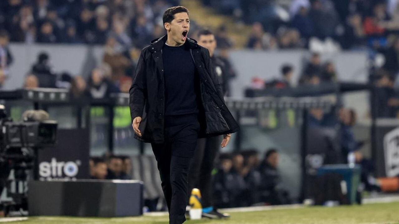 Luís Pinto dá instruções aos jogadores do V. Guimarães