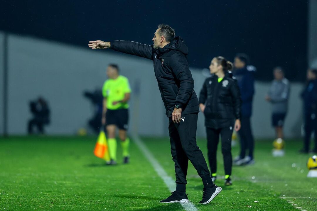 José Manuel Aira orienta equipa do Penafiel em jogo