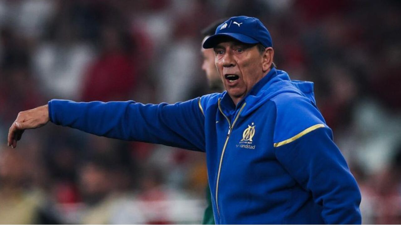 Treinador Jean-Louis Gasset orienta equipa num jogo