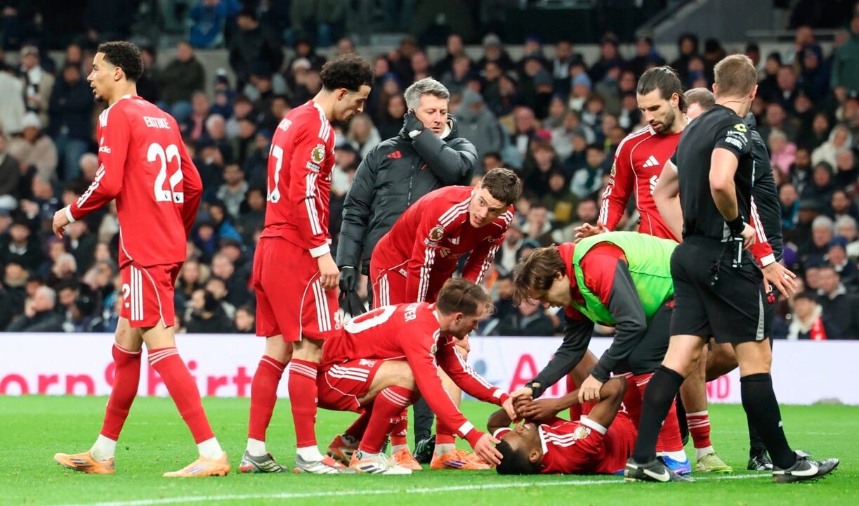 Isak lesiona-se durante jogo; Liverpool procura avançados para reforçar equipa