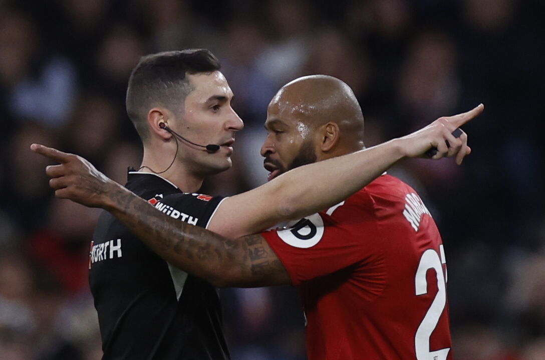 Marcão suspenso por insultos ao árbitro no Sevilha-Real Madrid.
