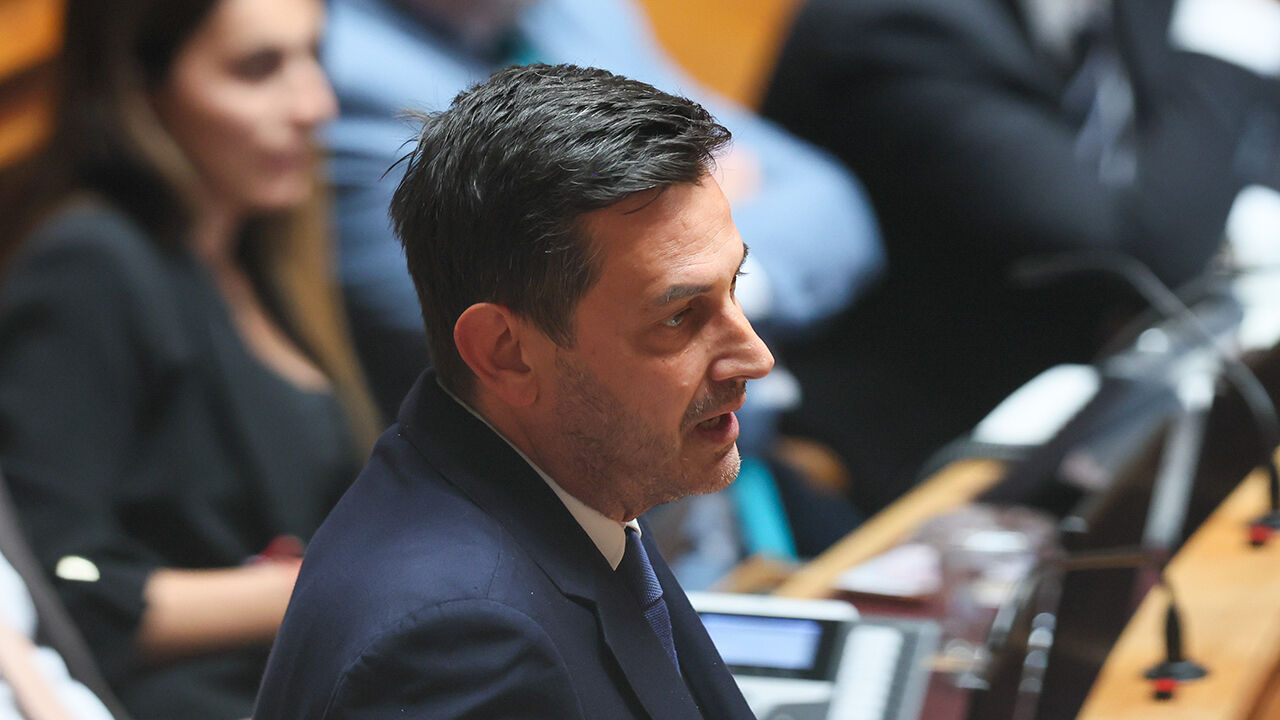 Rui Rocha critica Luís Montenegro com analogia futebolística.
