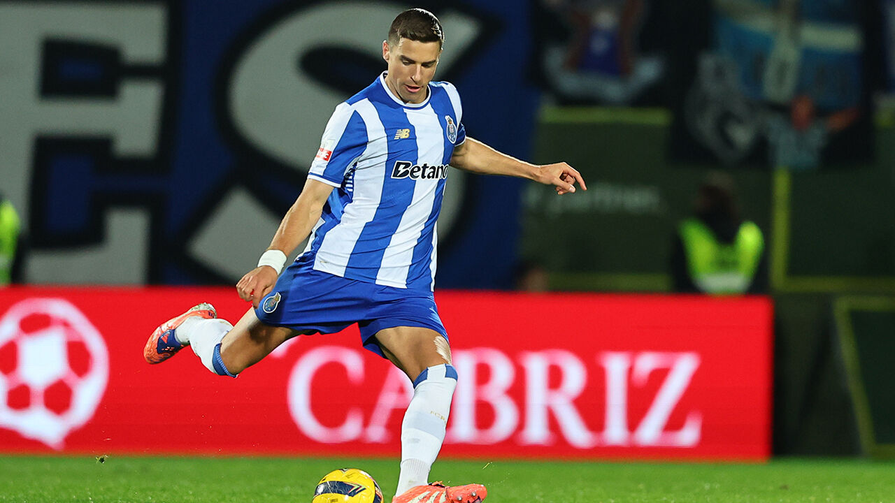 Jan Bednarek disponível após castigo para opções de Farioli