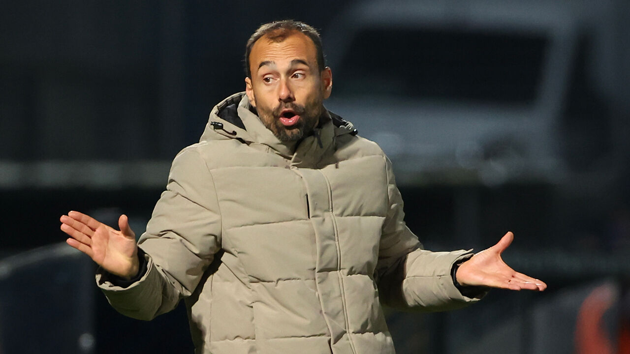 Treinador gesticula durante jogo