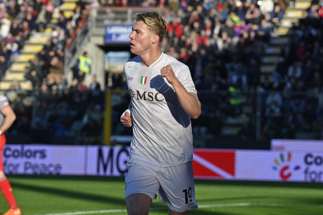 Rasmus Hojlund bisou frente à Cremonese