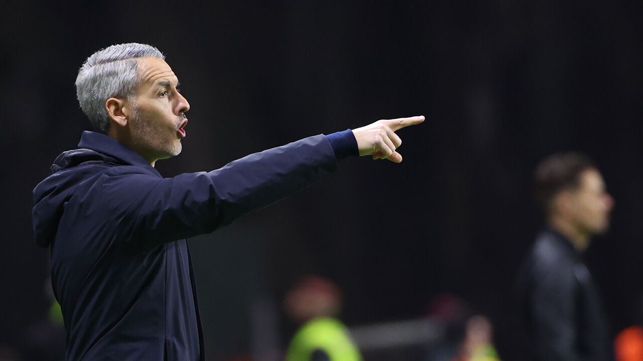 Treinador gesticula durante jogo