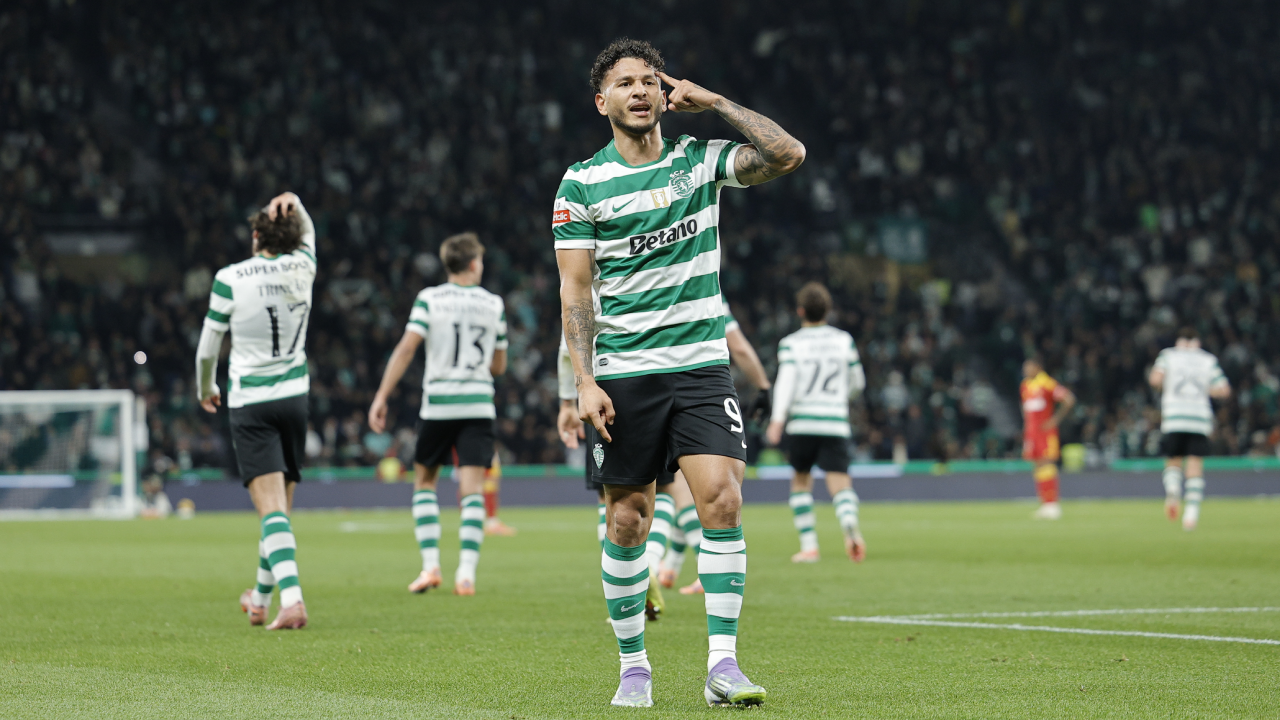 O festejo de Luis Suárez após marcar de cabeça no Sporting-Rio Ave