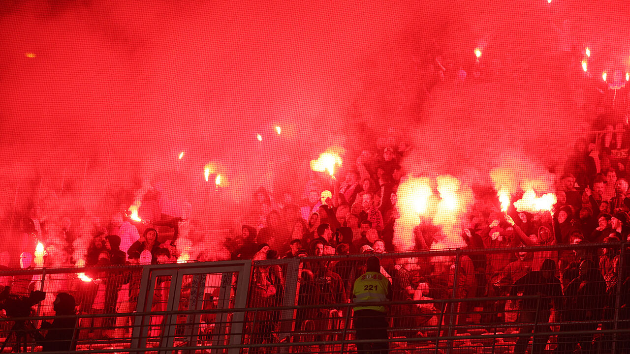 Adeptos do Benfica celebram com tochas e petardos no golo
