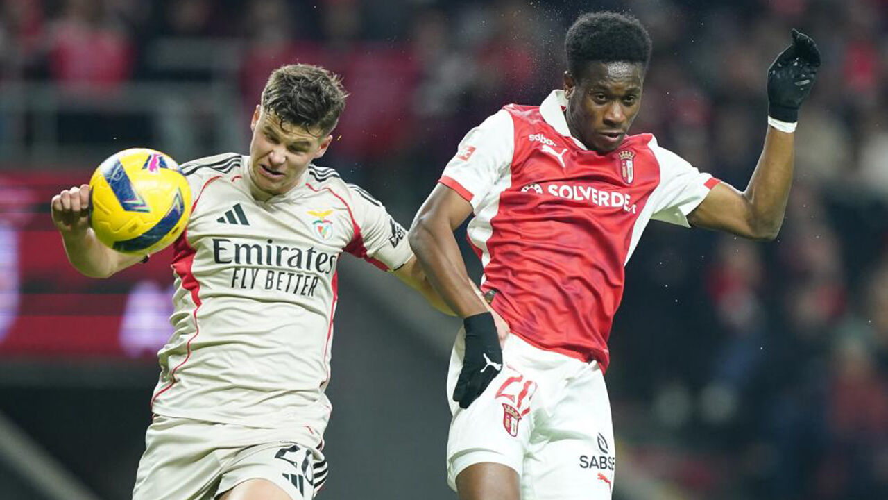 Braga e Benfica disputam um lance