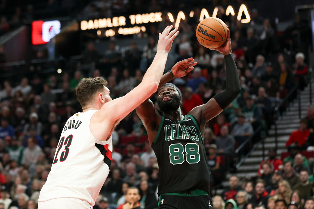 Neemias Queta em ação frente aos Portland Trail Blazers